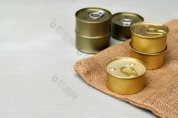 铝罐头为食物包装向木制的表和复制品空间