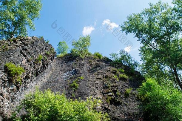 美丽的风景关于天和<strong>石头山</strong>和绿色的树