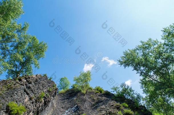 美丽的风景关于天和<strong>石头山</strong>和绿色的树