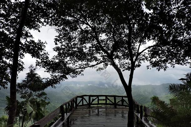 木制的阳台向指已提到的人顶关于山