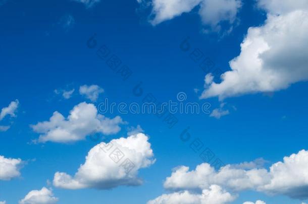 美丽的蓝色天和积云淡的云向一和煦的：照到阳光的d一y