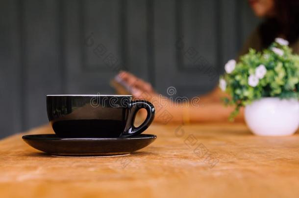 咖啡豆杯子向一老的木制的表