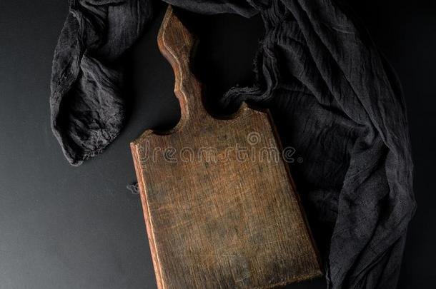 空的酿酒的木制的棕色的板和黑的<strong>纱布</strong>餐巾
