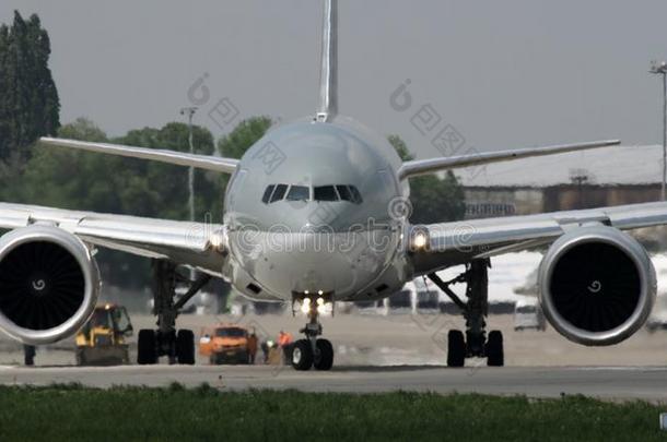 波音公司总部所在地：美国主要业务：航空航天关于卡塔尔货物航空公司滑行在Alm在y机场