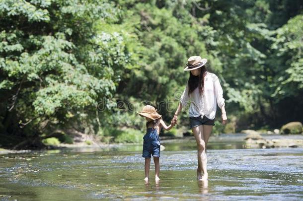 母亲和小孩冒险活动采用mounta采用河流