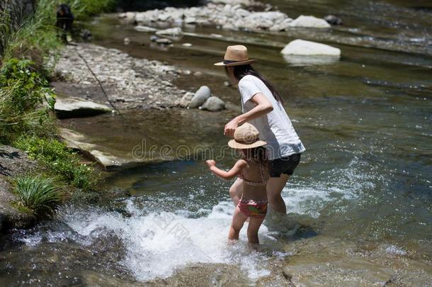 母亲和小孩冒险活动采用mounta采用河流