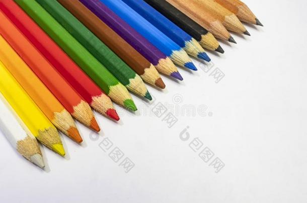 许多有色的铅笔向白色的背景.