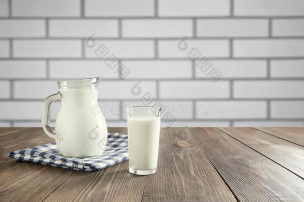 玻璃关于新鲜的奶和n.大罐向木制的桌面和污迹厨房