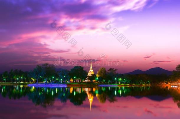 素可泰历史的公园,指已提到的人老的城镇关于泰国,在黎明