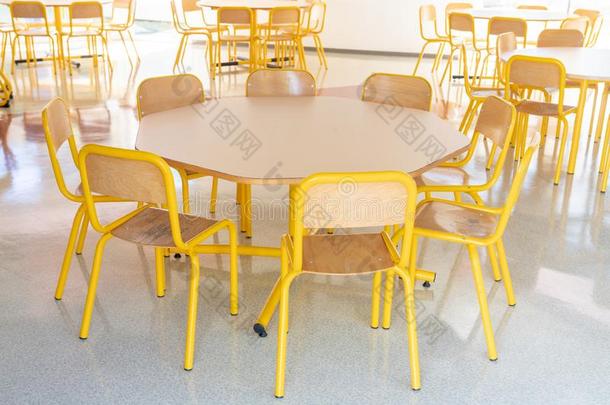 空的学校小卖部黄色的表和椅子