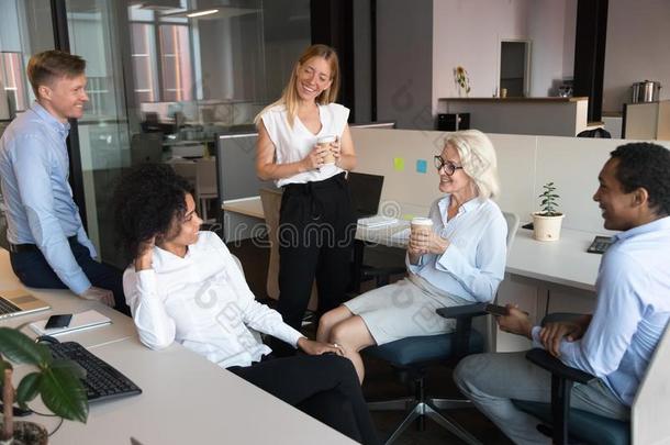 微笑的雇工说话在非正式的会议采用敞开的空间