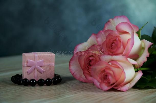 <strong>悦耳</strong>而柔和的记号简历玫瑰和粉红色的现在的盒向木材背景