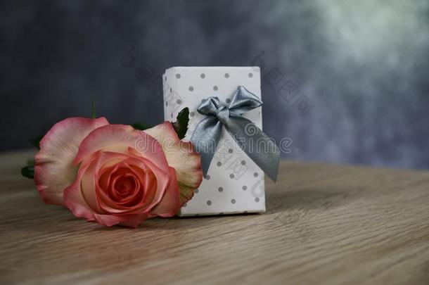 <strong>悦耳</strong>而柔和的记号简历玫瑰和有点的白色的现在的盒向木材后座