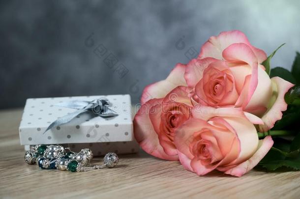悦耳而柔和的记号简历玫瑰和有点的白色的现在的盒向木材后座