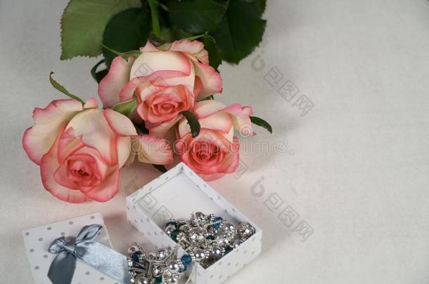<strong>悦耳</strong>而柔和的记号简历玫瑰和赠品盒向白色的