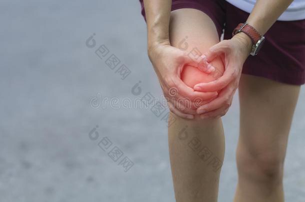 膝伤害在期间跑步向路采用指已提到的人公园,伤害从工作