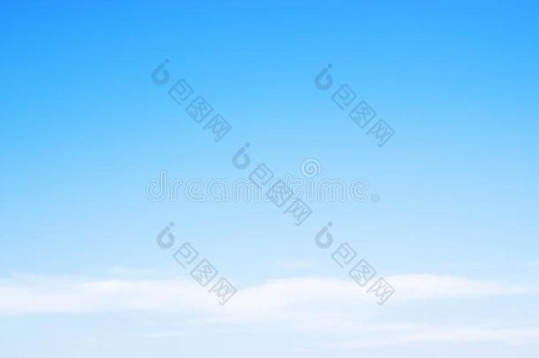 蓝色天背景和白色的云软的集中,和复制品-空间