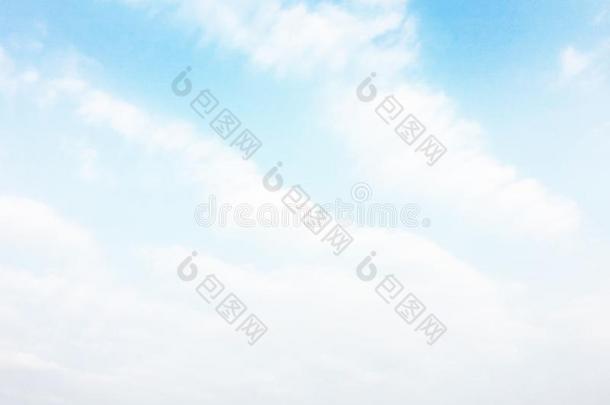蓝色天背景和白色的云软的集中,和空的空间