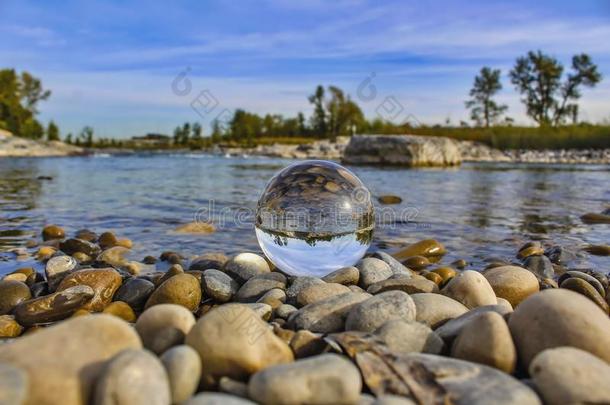 一看法关于一透镜球向岩石