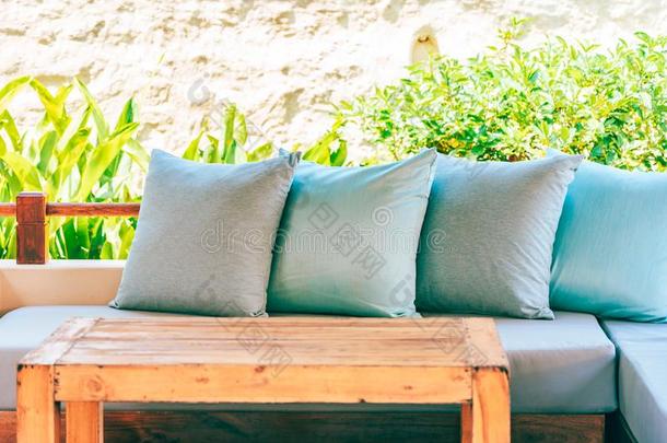 枕头向<strong>沙发椅子</strong>decorati向户外的院子和花园看法