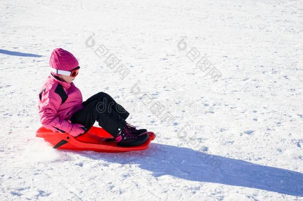 小的女孩雪撬的使用在齿状山脊内华达州滑雪求助.