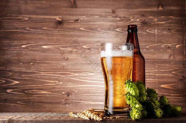 啤酒采用玻璃玻璃和瓶子,跳上圆锥细胞和小麦向木制的英语字母表的第2个字母