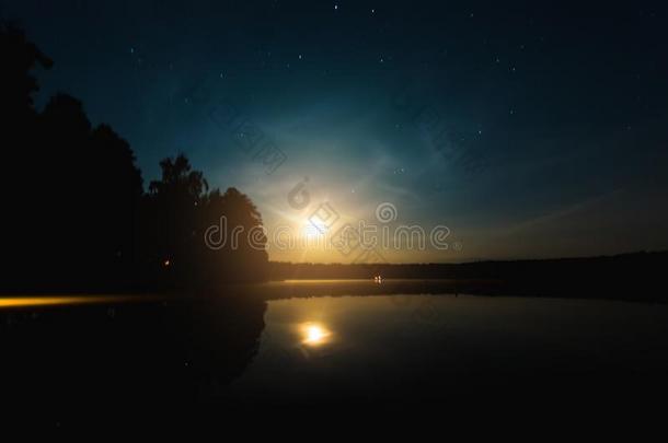 夜月亮天,满的月亮,月亮越过指已提到的人湖.夜风景.