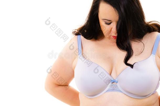 女人大的乳房使人疲乏的胸罩