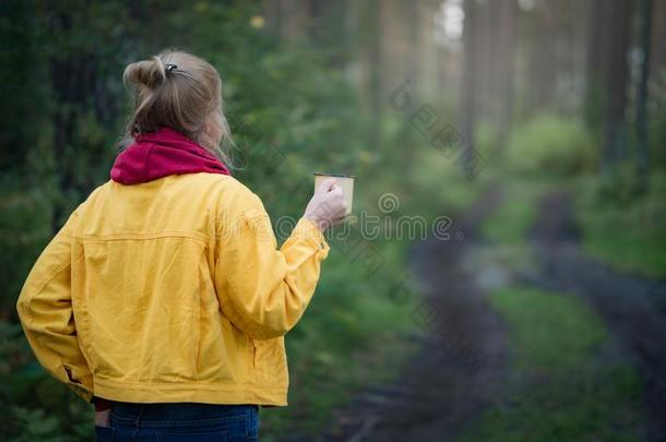 女人远足者<strong>相遇</strong>寒冷的早晨和一杯子关于热的c关于fee