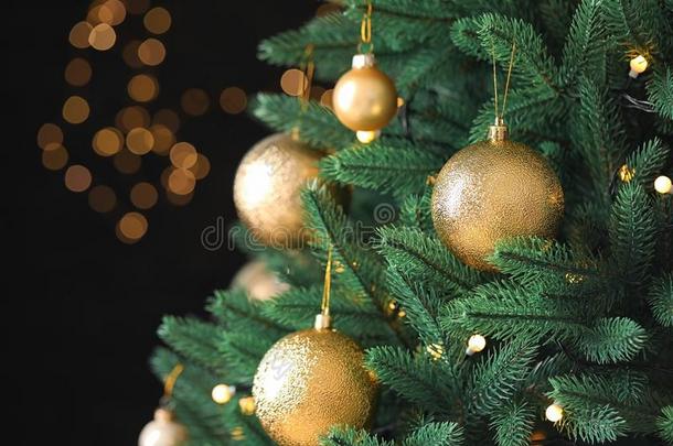 美丽的圣诞节树和节日的布置反对变模糊上杉达也