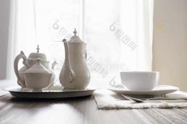 全部的白色的茶水放置和整套的餐具
