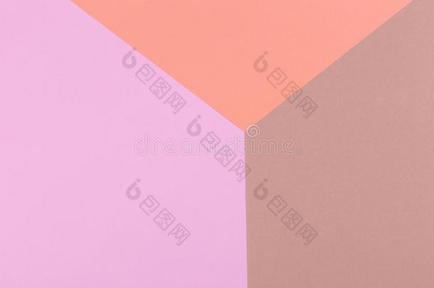 纸桔子,粉红色的,棕色的空的背景,用几何学位于