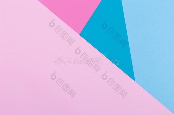 纸粉红色的,蓝色,彩色粉笔空的背景,用几何学坐落的