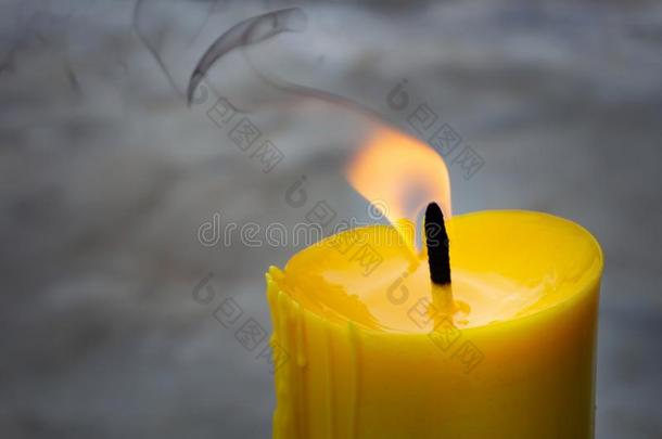 一蜡烛是（be的三单形式一易起火的蜡烛芯植入的采用蜡,或一other弗拉玛