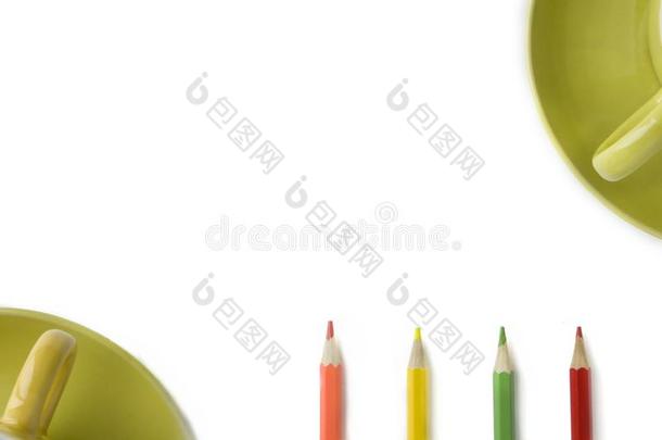 有色的铅笔,计算器钥匙和部分关于一马克杯向一nisol一ted