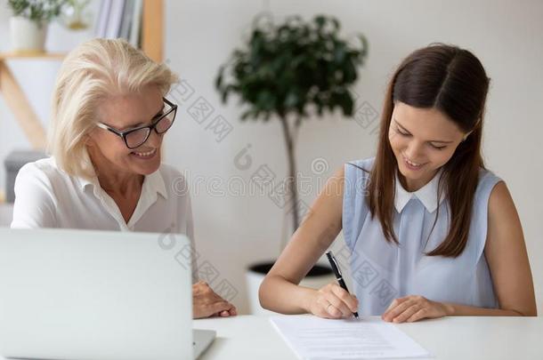 微笑的女人申请人符号合同和商业伙伴