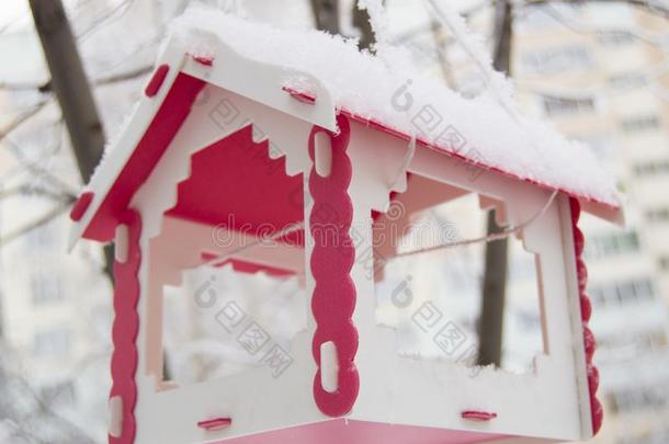 红色的塑料制品鸟支流大量的采用雪悬向树采用都市的英语字母表的第12个字母