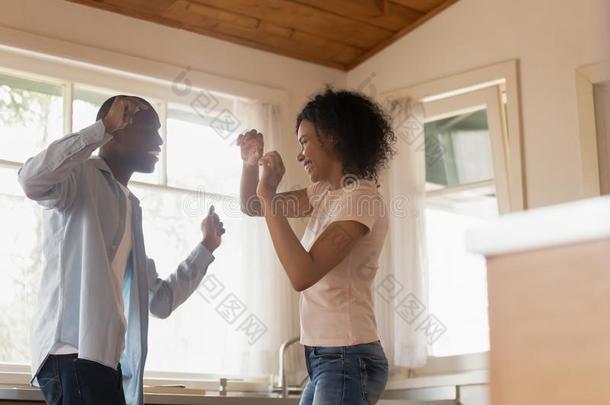 幸福的代表两种人种的对跳舞采用厨房celebrat采用g迁移