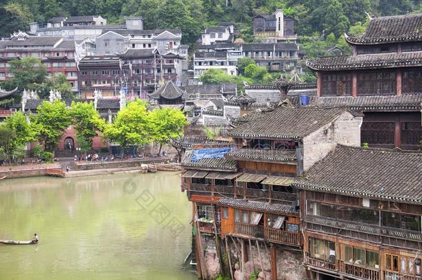 凤凰古代的城镇中国和图奥江河旅行者小船