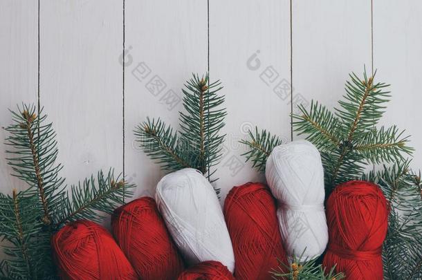 圣诞节树和纱杂乱同样地装饰向木制的后座