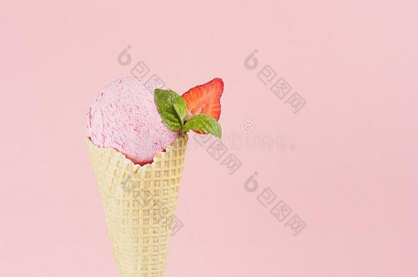 粉红色的多乳<strong>脂</strong>的或似乳<strong>脂</strong>的冰乳霜采用脆的华夫饼圆锥<strong>体</strong>和草莓sl冰