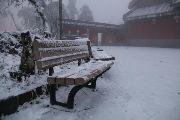 重的雪大量的庙凳子