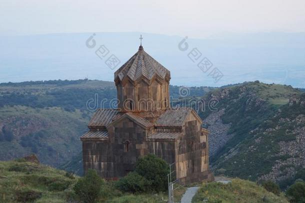 亚美尼亚七月2019向指已提到的人道路向登上阿拉加茨教堂关于冲浪同样地
