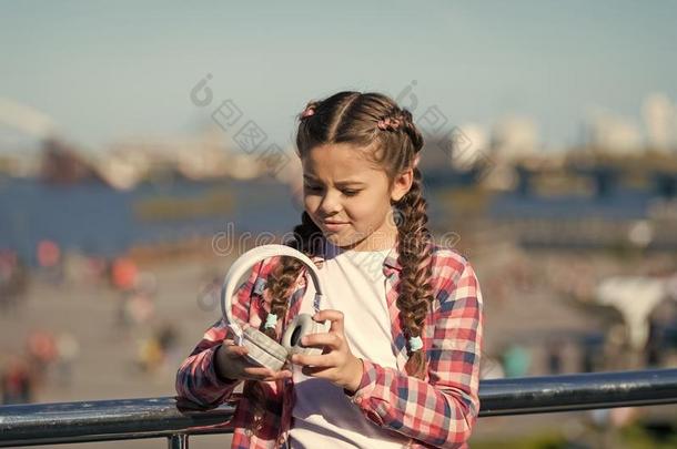 最好的可折叠的和手提的耳机.女孩小的小孩拿住折叠