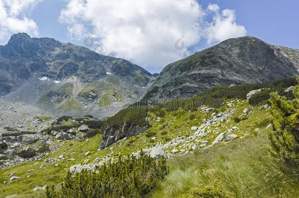 跟踪从马利奥维特萨小屋向使人惊慌的湖,里拉山,宝格丽