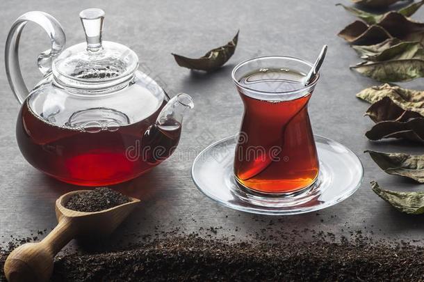 玻璃土耳其的调制黑的茶水和玻璃茶水po英语字母表的第20个字母和干的干燥的黑的英语字母表的第20个字母