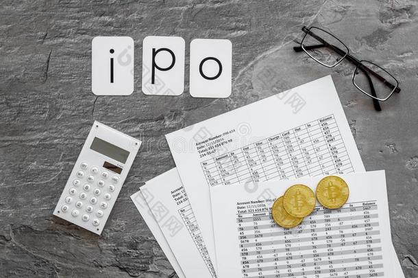 initialpublicofferings初次公开上市股票和coinsurance联合保险和计算表向办公室书桌灰色质地