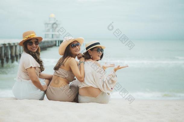 num.三亚洲人女人一次向vacati向海海滩和happinessw