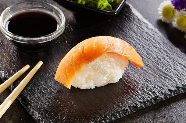 美味的海产食品,寿司和鲑鱼特写镜头