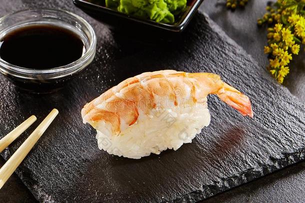 美味的自然的寿司和虾关在上面